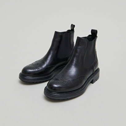 Boots &agrave; semelles crant&eacute;es in black leather | celia
