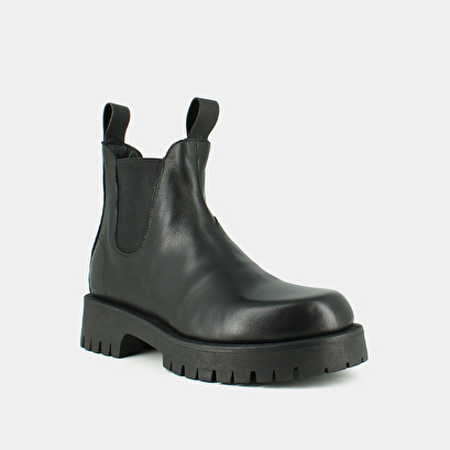 Boots &agrave; semelles crant&eacute;es in black leather | roche