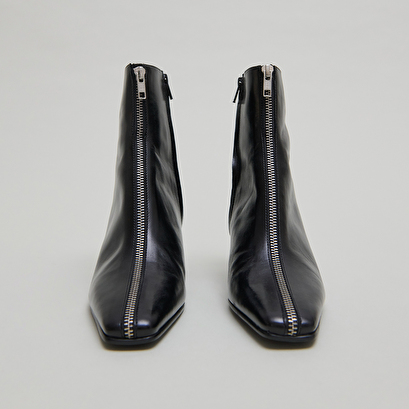 Bottines &agrave; talons et fermetures &eacute;clairs ... in black leather | danza