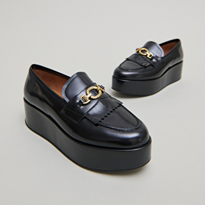 Mocassins &agrave; boucles dor&eacute;es in black glazed leather | delphes