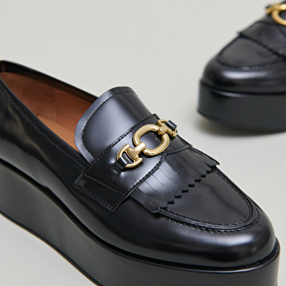 Mocassins &agrave; boucles dor&eacute;es in black glazed leather | delphes