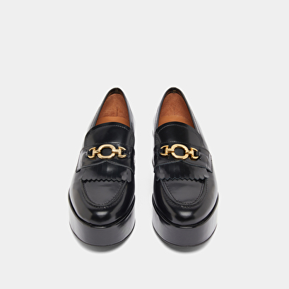 Mocassins &agrave; boucles dor&eacute;es in black glazed leather | delphes