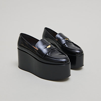 Mocassins &agrave; plateformes in black glazed leather | dopo