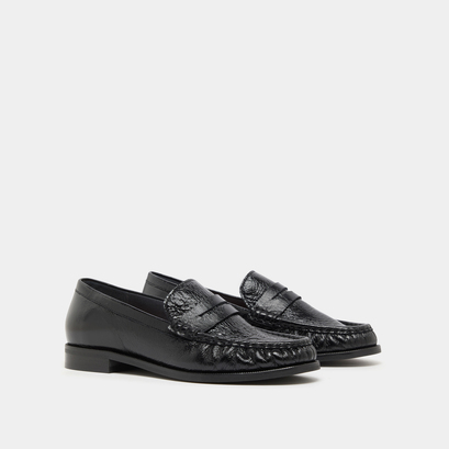 Round-toed loafers in black distressed leather | delice