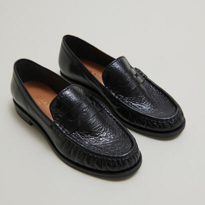 Round-toed loafers in black distressed leather | delice