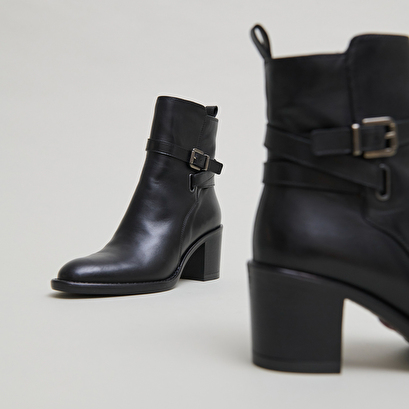 Bottines &agrave; talons et boucles in black leather | cajou