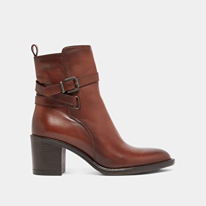 Bottines &agrave; talons et boucles in cognac patinated leather | cajou