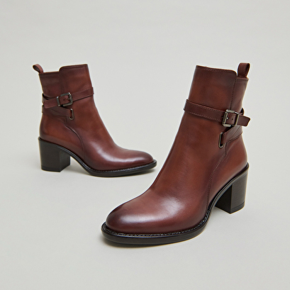 Bottines &agrave; talons et boucles in cognac patinated leather | cajou