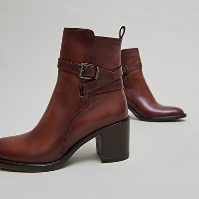 Bottines &agrave; talons et boucles in cognac patinated leather | cajou