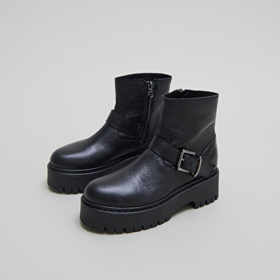 Boots &agrave; semelles crant&eacute;es et boucles in black grained leather | rana