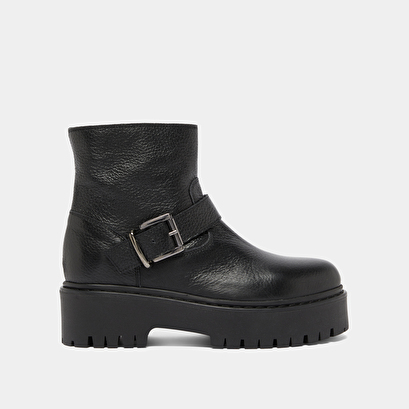 Boots &agrave; semelles crant&eacute;es et boucles in black grained leather | rana