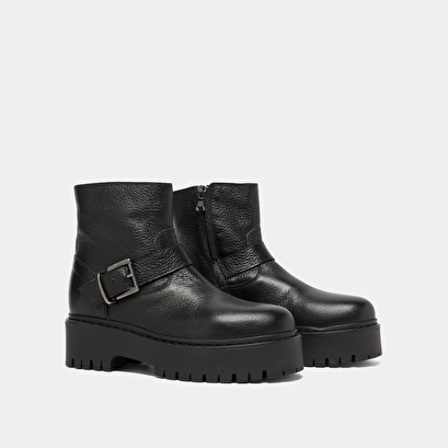 Boots &agrave; semelles crant&eacute;es et boucles in black grained leather | rana
