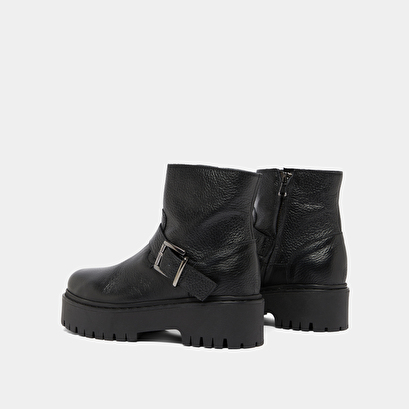 Boots &agrave; semelles crant&eacute;es et boucles in black grained leather | rana