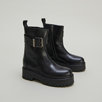 Boots &agrave; semelles crant&eacute;es et boucles in black grained leather | rana