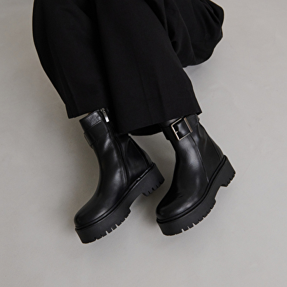 Bottines &agrave; semelles crant&eacute;es in black leather | randy
