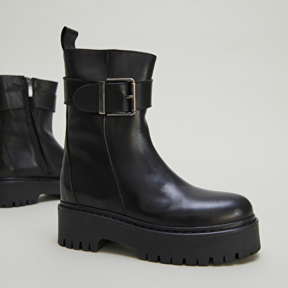 Bottines &agrave; semelles crant&eacute;es in black leather | randy