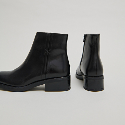 Lowboots with elastics in black leather | gab