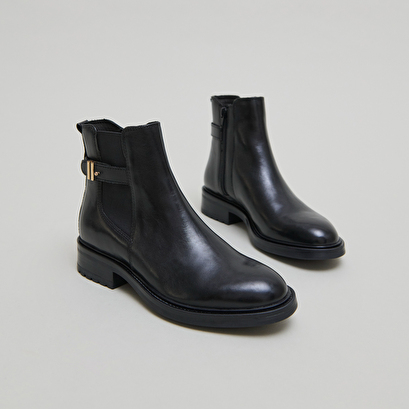 Boots basses &agrave; talons crant&eacute;s in black leather | gabin