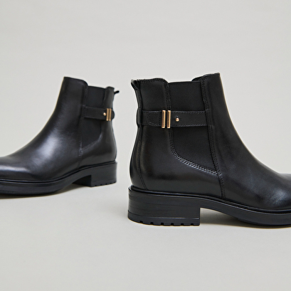 Boots basses &agrave; talons crant&eacute;s in black leather | gabin