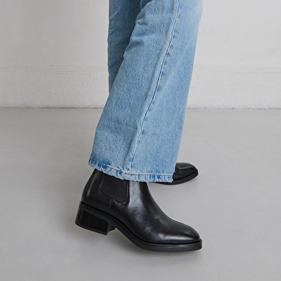 Boots &agrave; &eacute;lastiques in black leather | gabrielle