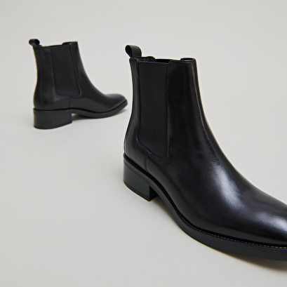 Boots &agrave; &eacute;lastiques in black leather | gabrielle