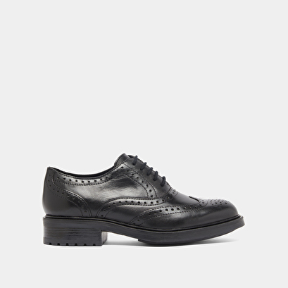Richelieus &agrave; d&eacute;tails ajour&eacute;s in black leather | gad