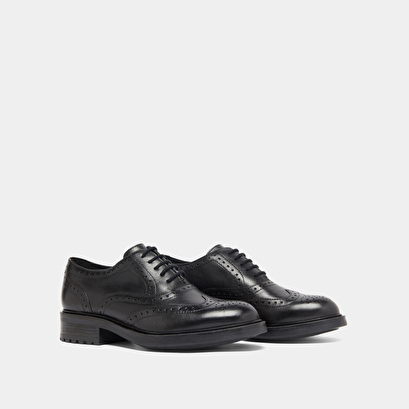 Richelieus &agrave; d&eacute;tails ajour&eacute;s in black leather | gad