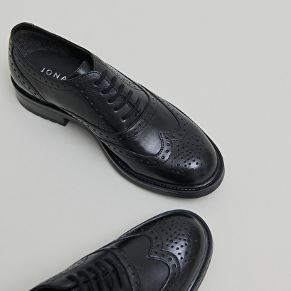 Richelieus &agrave; d&eacute;tails ajour&eacute;s in black leather | gad