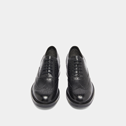 Richelieus &agrave; d&eacute;tails ajour&eacute;s in black leather | gad