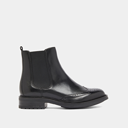 Lowboots with elastic straps and openwork details in black leather | gaddy
