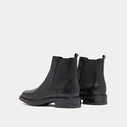 Lowboots with elastic straps and openwork details in black leather | gaddy