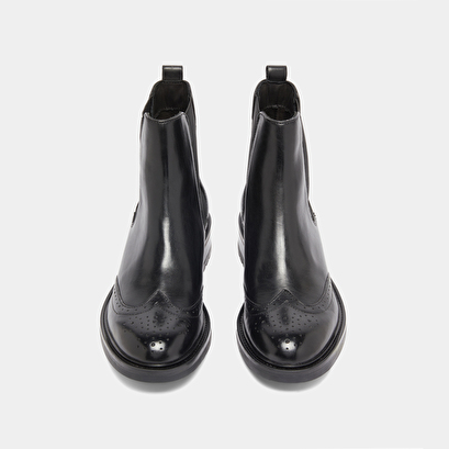 Lowboots with elastic straps and openwork details in black leather | gaddy