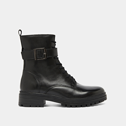 Bottines &agrave; lacets et semelles crant&eacute;es in black leather | gipsy