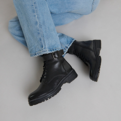 Bottines &agrave; lacets et semelles crant&eacute;es in black leather | gipsy