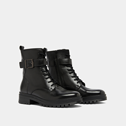 Bottines &agrave; lacets et semelles crant&eacute;es in black leather | gipsy