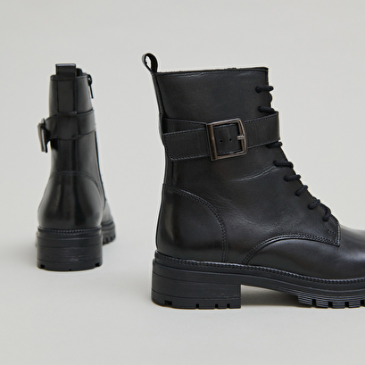 Bottines &agrave; lacets et semelles crant&eacute;es in black leather | gipsy