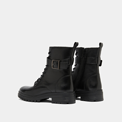 Bottines &agrave; lacets et semelles crant&eacute;es in black leather | gipsy