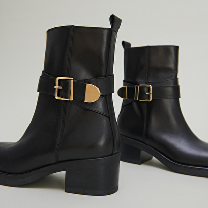 Bottines &agrave; boucles in black leather | ima