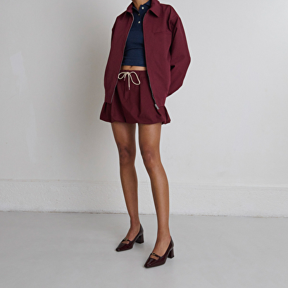 Heeled mary jane with pointed toes in burgundy patent | diola
