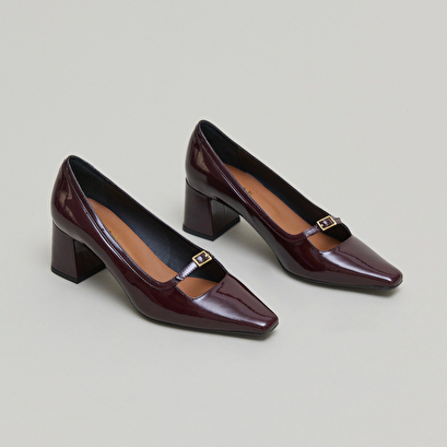 Heeled mary jane with pointed toes in burgundy patent | diola