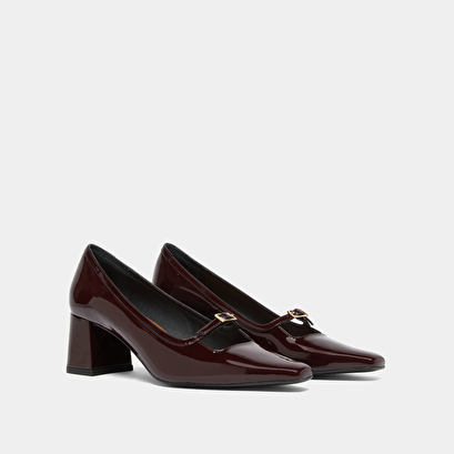 Heeled mary jane with pointed toes in burgundy patent | diola