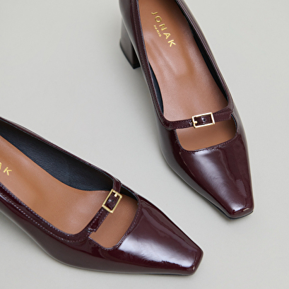 Heeled mary jane with pointed toes in burgundy patent | diola
