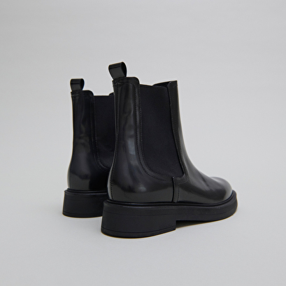 Boots &agrave; bouts ronds in grey glazed leather | agen