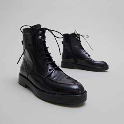 Boots &agrave; lacets in black leather | alida