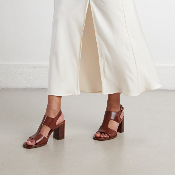 Heeled sandals in brown leather | DING
