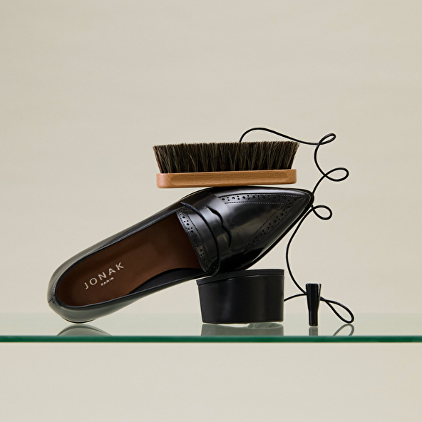 Shine brush removes dust and makes leather shine | shine brush