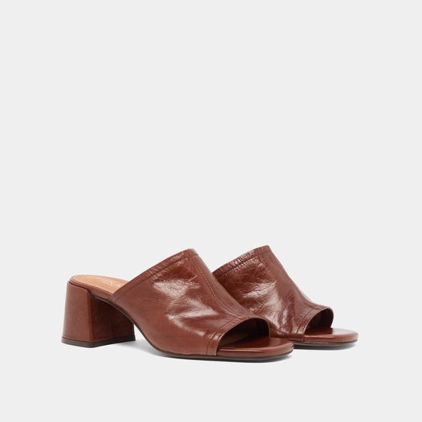 Mules with heels and open toes in brown distressed leather | BUTTERFLY