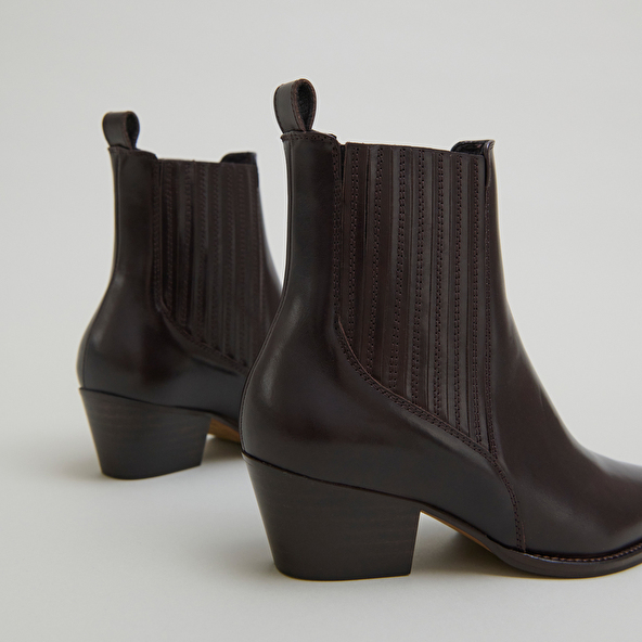 Boots à petits talons biseautés et élastiques in dark brown leather | BAILEY