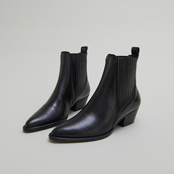 Lowboots with small beveled heels and elastics in black leather | BAILEY