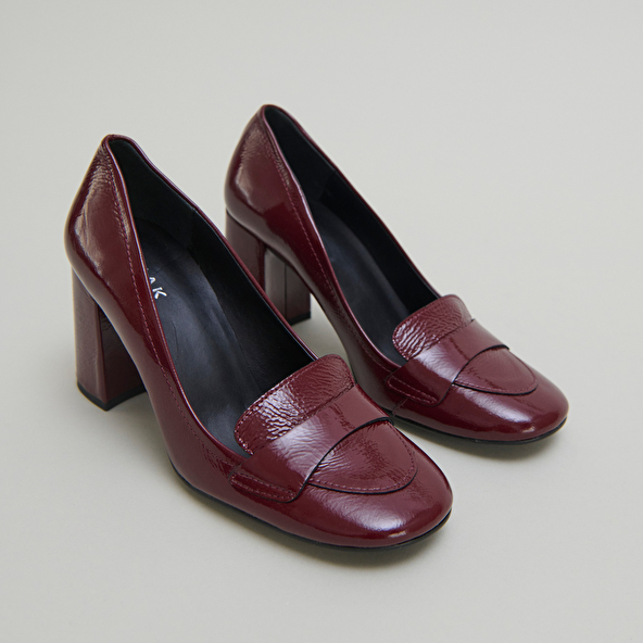 Mocassins &agrave; talons et bouts carr&eacute;s in burgundy pleated patent | BISE